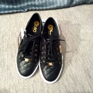 GBG Los Angeles tennis glam shoes size 8 in gold and black.